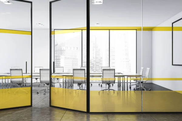 Інтер'єр жовтого і скляного конференц-залу — стокове фото