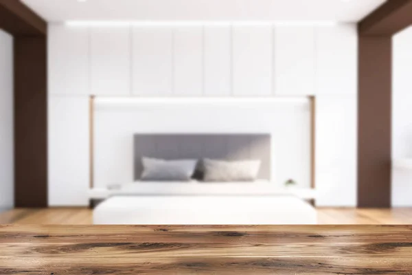 Table en blanc flou et chambre principale en bois — Photo