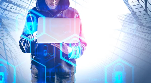 Hacker con portátil en la ciudad, seguridad cibernética —  Fotos de Stock