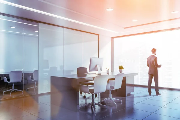 Homem em escritório CEO branco com sala de reuniões — Fotografia de Stock