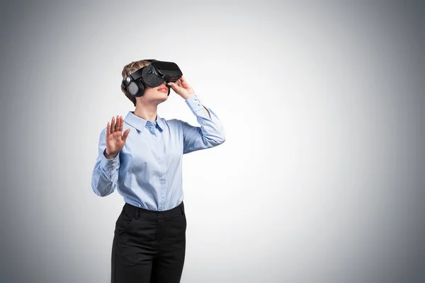 Businesswoman gesturing in VR glasses, mock up — Stock Photo, Image