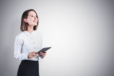 Tablet bilgisayarlı gülümseyen genç kadın, maket yap.