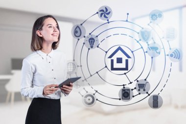 Tabletli gülümseyen kadın, akıllı ev arayüzü