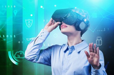 VR gözlüklü kadın bulut bilgisayarı kullanıyor Gui.