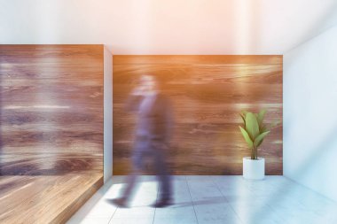 Boş ahşap odada yürüyen adam