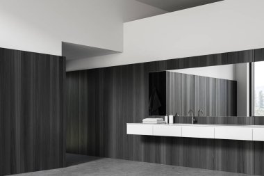 Çift lavabolu, koyu ahşap banyo köşesi.