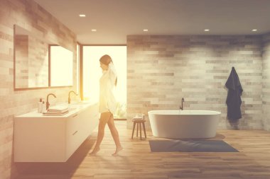 Çatı katında yürüyen bir kadın ahşap banyoda