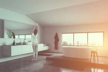 Beyaz banyo köşesinde kadın