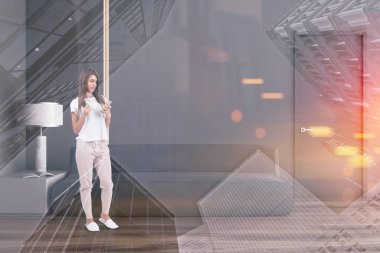 Gri oturma odasında kahveli bir kadın.