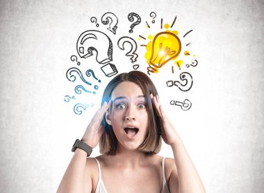 Cevap arayan şok olmuş genç bir kadın.