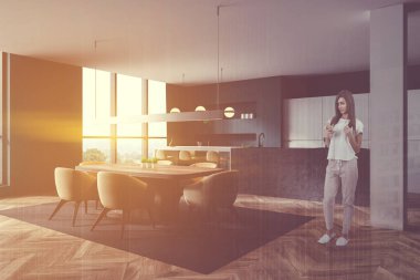 Yeşil mutfak köşesinde masalı bir kadın.