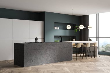 Yeşil ve beyaz mutfak köşesi, tezgah ve bar.