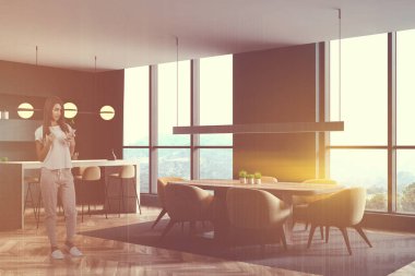 Barlı ve masalı yeşil mutfakta bir kadın.