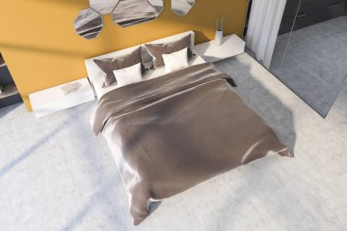 Sarı yatak odasının aynalı üst manzarası.