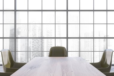 Panoramik yemek odasında yeşil sandalyeler
