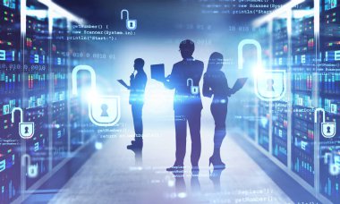 Veri merkezinde ve siber güvenlikte çalışıyor.