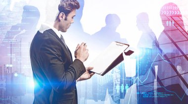 Pano ve ekibiyle birlikte yönetici.