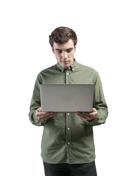 Serieus Het kerel op zoek naar laptop, geïsoleerd — Stockfoto