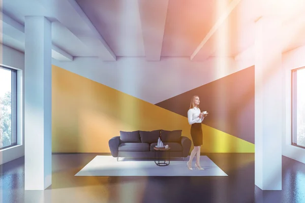 Mujer en amarillo y gris sala de estar — Foto de Stock