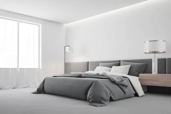 Белый уголок спальни хозяина с лампой — стоковое фото