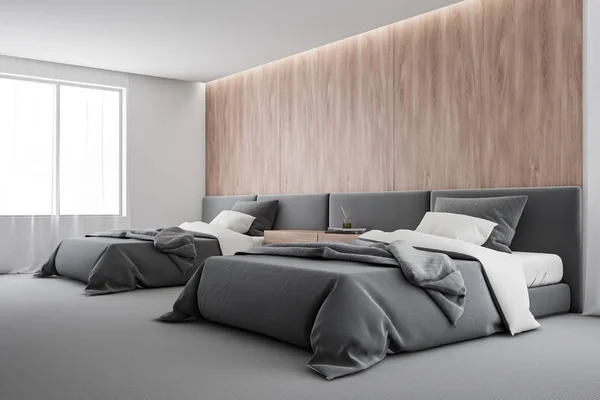 Белый и деревянный уголок спальни с двумя кроватями — стоковое фото