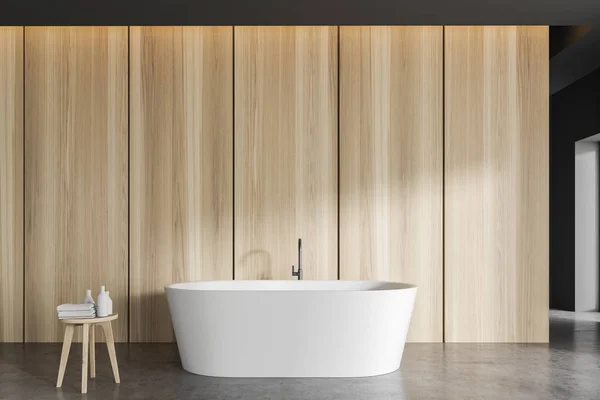 Helles Badezimmer aus Holz mit Badewanne — Stockfoto