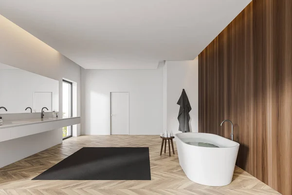 Белая и темного дерева ванная комната с дверью — стоковое фото