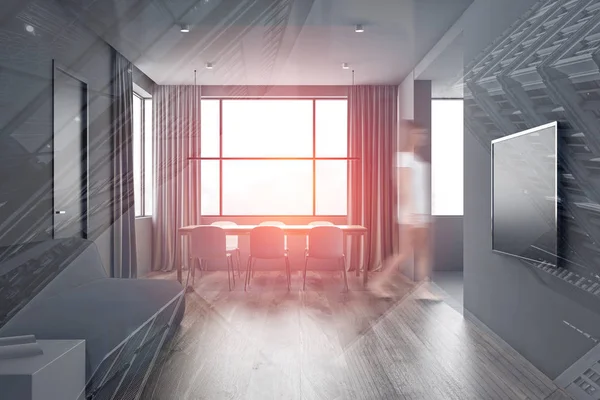 Mujer caminando en sala de estar gris con TV — Foto de Stock