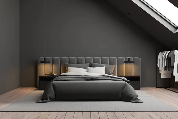 Szary strych sypialnia wnętrze z ubraniami — Zdjęcie stockowe