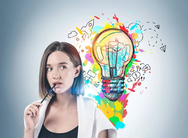 Pensive casual vrouw en haar zakelijke idee — Stockfoto