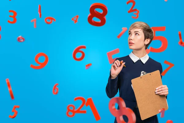 Aziatisch vrouw met klembord, nummers op blauw — Stockfoto