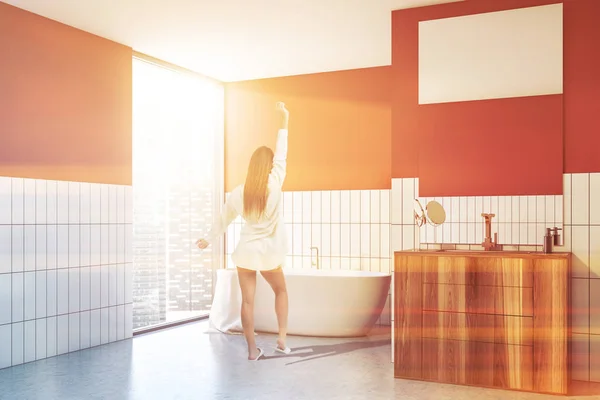 Vrouw in rood en wit badkamer hoek — Stockfoto