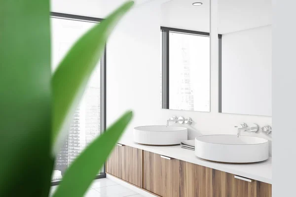 Witte badkamer hoek met dubbele wastafel en plant — Stockfoto