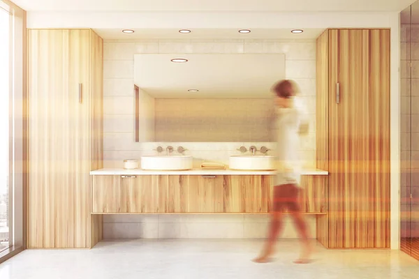 Жінка ходить у білій ванній кімнаті з подвійною раковиною — стокове фото