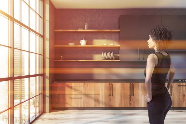 Mujer en cocina gris con encimeras de madera —  Fotos de Stock