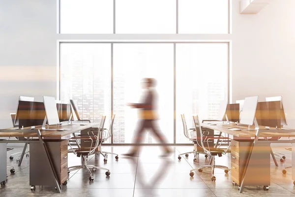 Suddig affärsman promenader i vitt kontor — Stockfoto