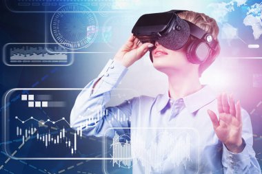 VR gözlüklü kadın, bilgi arayüzü