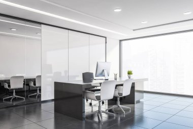 Panoramik Ceo ofisinin köşesinde beyaz panel duvarlar, gri fayanslı zemin, gri bilgisayar masası ve arka planda toplantı odası var. 3d oluşturma