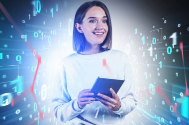 Tableti, interneti ve ağı olan gülümseyen kadın