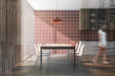 Turuncu mutfakta yürüyen kadın