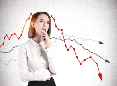 Üzgün iş kadını ve düşen grafik