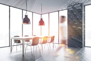 Panoramik yemek odasında yürüyen bir kadın