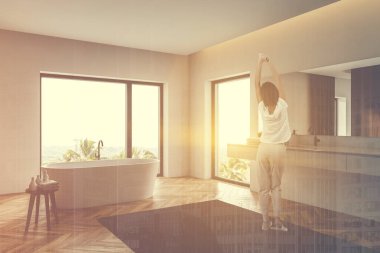 Beyaz banyo köşesinde kadın
