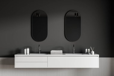 Gri ve beyaz banyoda çift lavabo