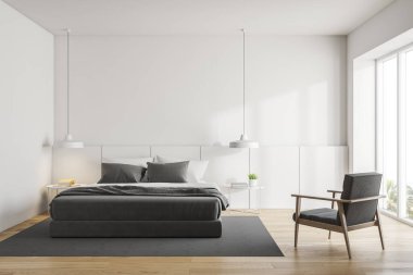 Kral yatağı ve koltuğu olan beyaz yatak odası.