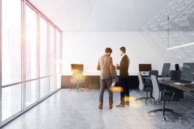 Beyaz açık alan ofiste iş insanları