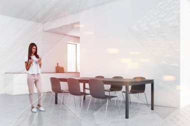 Beyaz yemek odasında kahveli bir kadın.