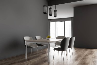 Lambalı gri yemek odasının köşesinde.