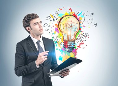 Pano ve iş fikri olan düşünceli bir adam.