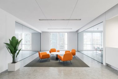 Ofis bekleme odasında parlak turuncu koltuklar